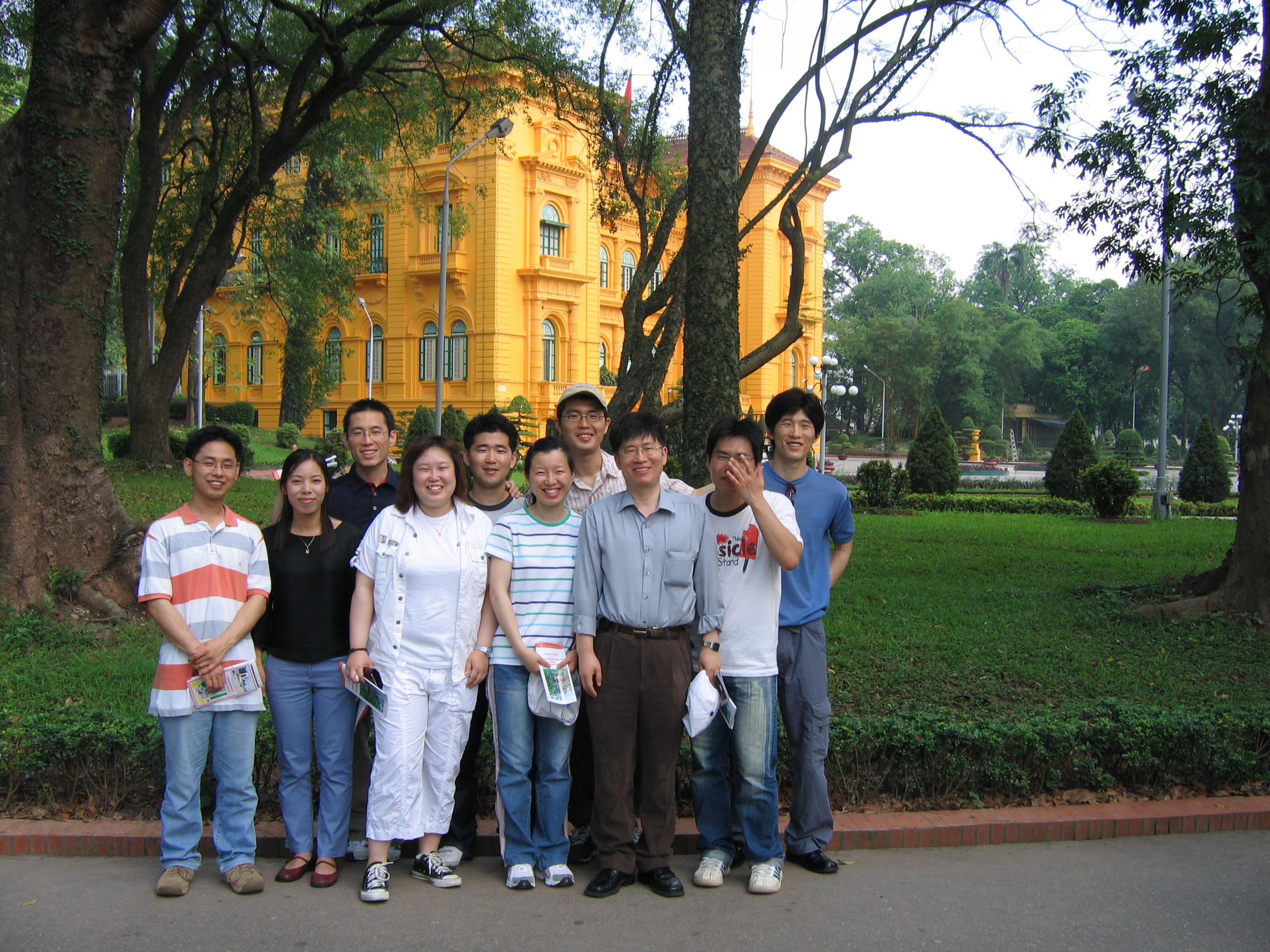 호치민 생가에서...