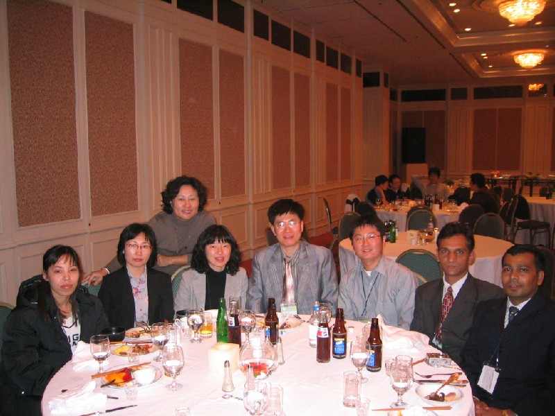 학회 리셉션장에서 - 실험실원.jpg